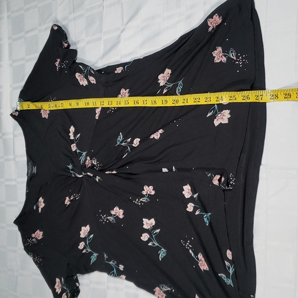 ๐งโ๐10/10๐งโ๐Michel studio collection floral flowy tee with knotted front - Picture 6 of 7